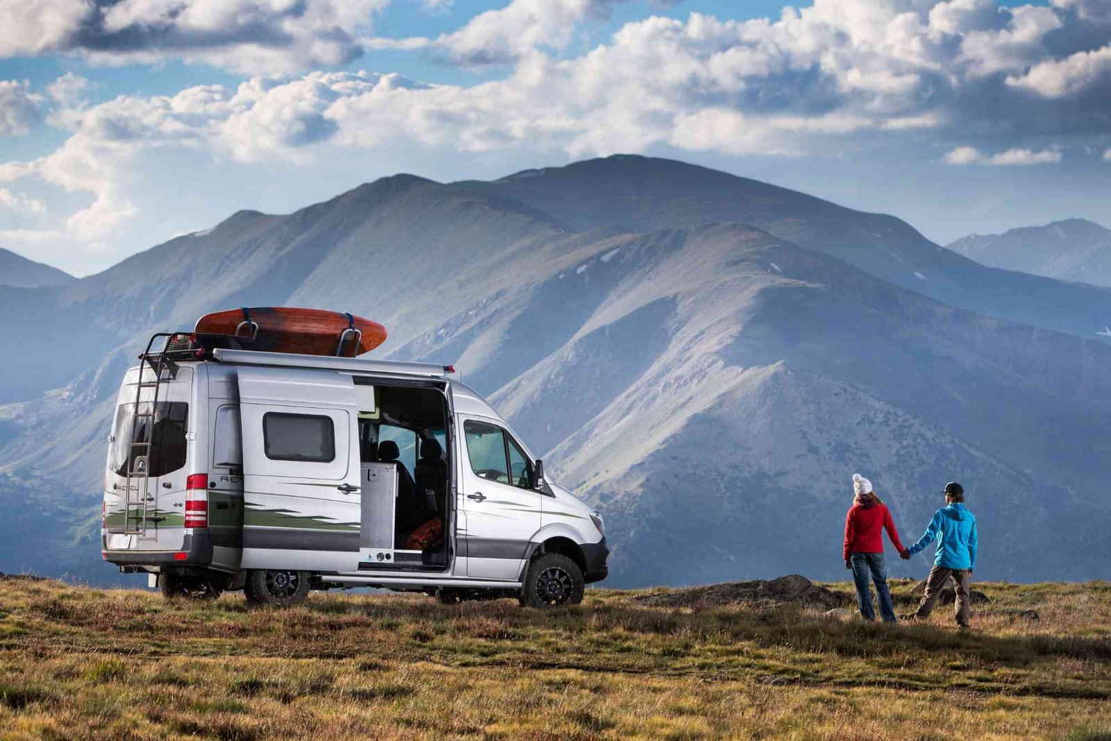 Mobil yang Cocok untuk Traveling dan Camping