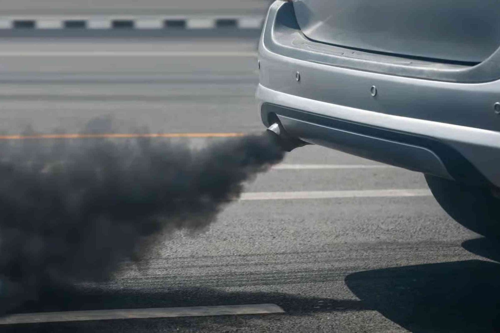 Penyebab Knalpot Mobil Mengeluarkan Asap Hitam
