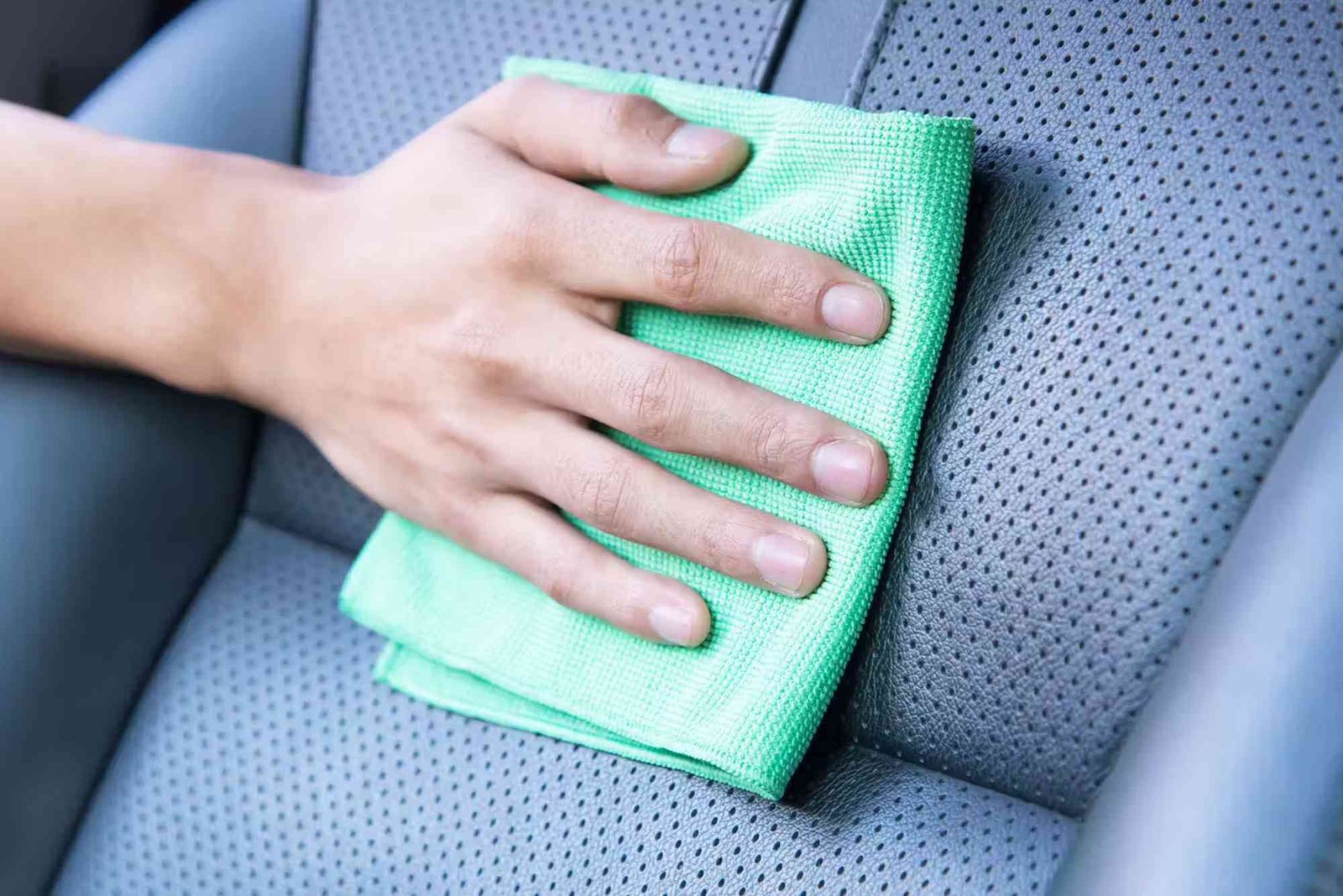 Tips Membersihkan Jok Mobil Kulit