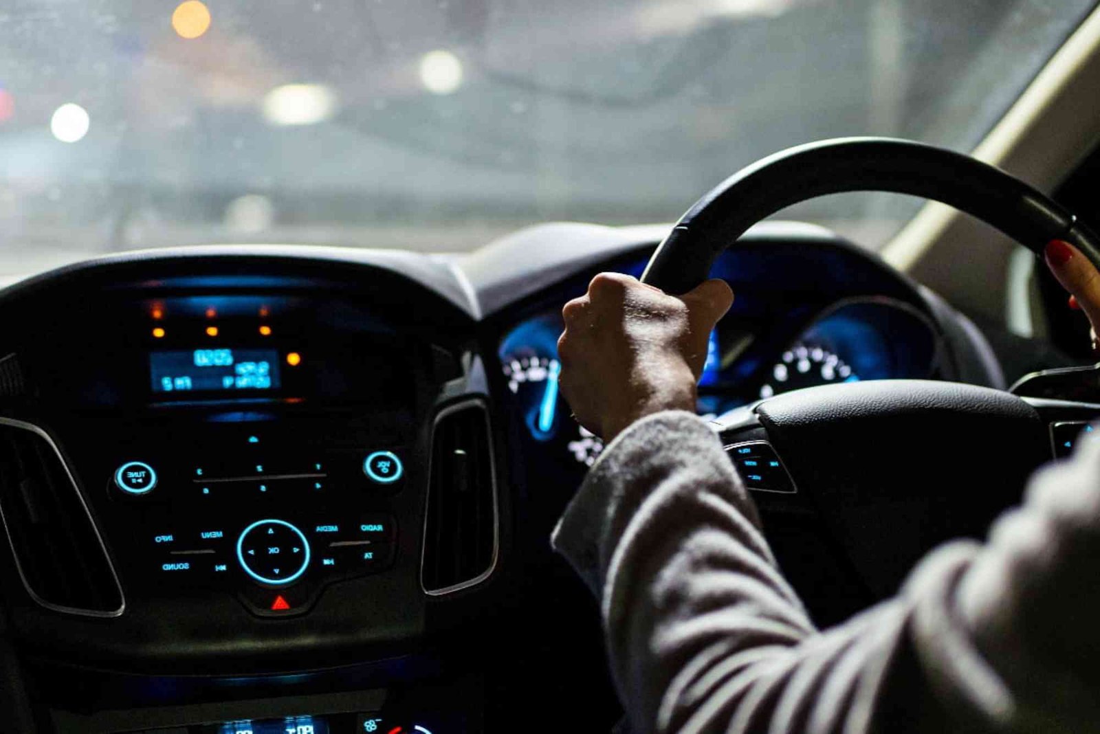 Tips Berkendara Aman di Malam Hari untuk Mobil dan Motor